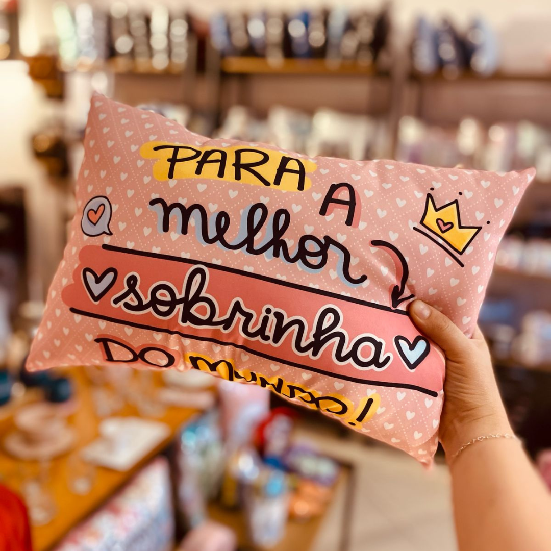 Almofada “Para a Melhor Sobrinha do Mundo!” Um presente cheio de carinho para a menina que ilumina a família com seu jeitinho especial! A almofada “Para a Melhor Sobrinha do Mundo!” é uma forma encantadora de mostrar o quanto ela é amada, admirada e importante. 🌟 Mensagem doce e alegre, perfeita para expressar afeto e orgulho por essa sobrinha incrível. 🛋️ Ideal para deixar o quarto mais fofo e aconchegante, com um toque de amor. 🎁 Presente carinhoso para aniversários, Natal ou como uma surpresa especial em qualquer momento. Demonstre todo o seu amor com esse gesto encantador que vai direto ao coração! 💖