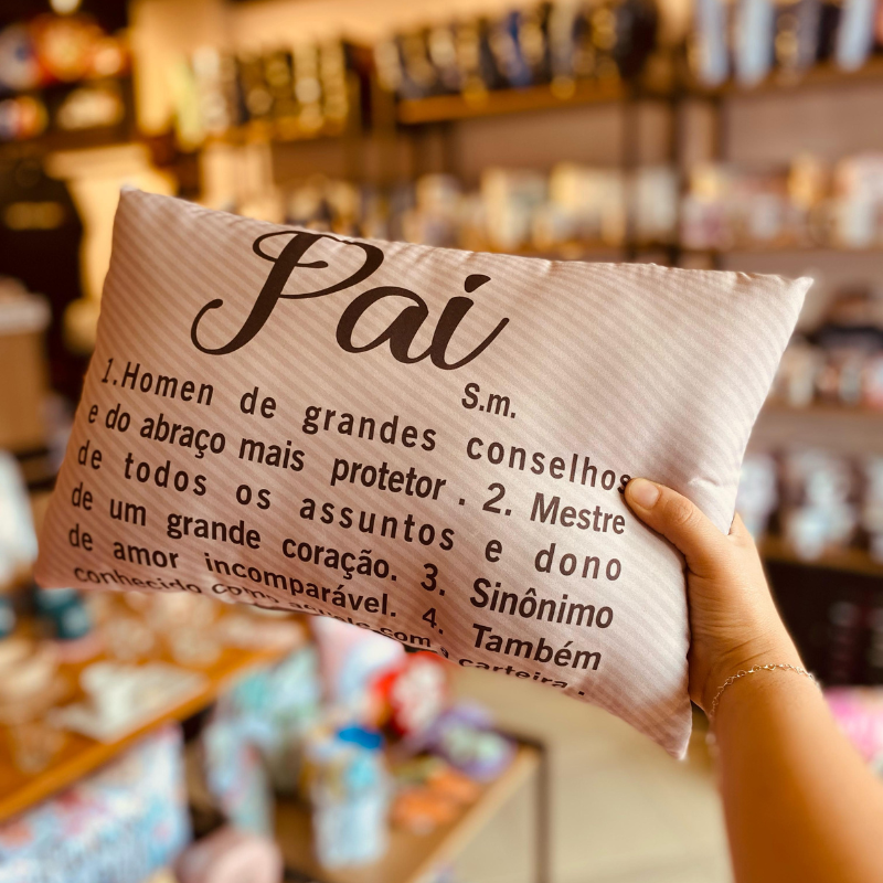 Pai s.m. 1 homem de grandes conselhos e do abraço mais protetor 2 mestre de um grande coração 3 sinônimo de amor incomparável 4 também conhecido como aquele com carteira
