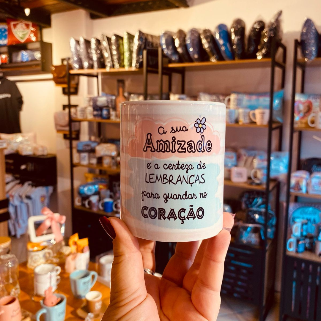 Caneca “A Sua Amizade é a Certeza de Lembranças para Guardar no Coração”