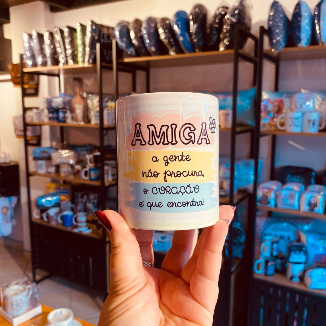 Caneca “Amiga a Gente Não Procura, o Coração é que Encontra”