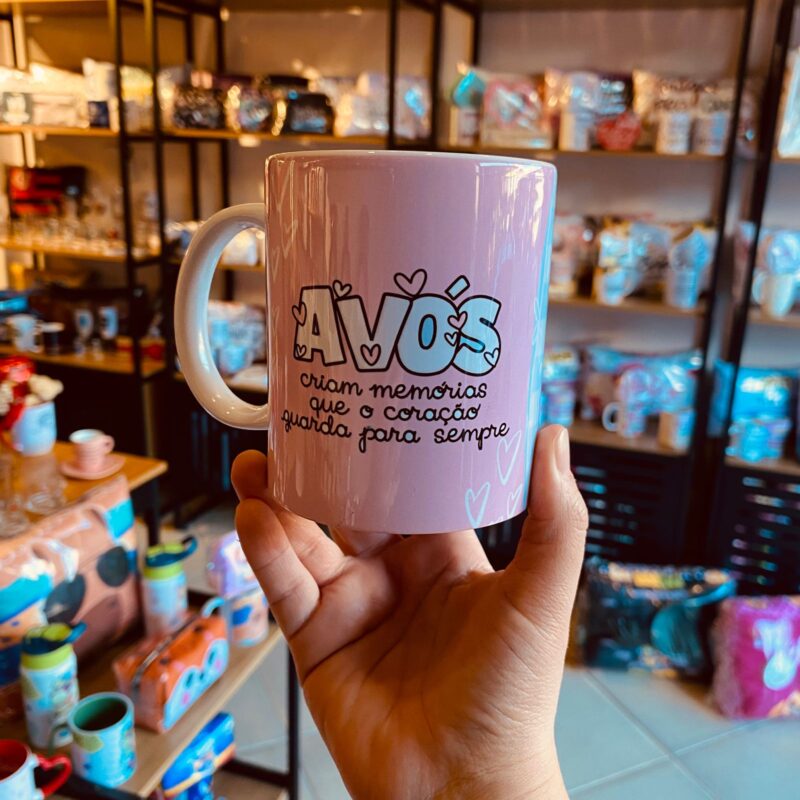 Can: Avós criam memórias que o coração guarda para sempre / Caneca da vovó