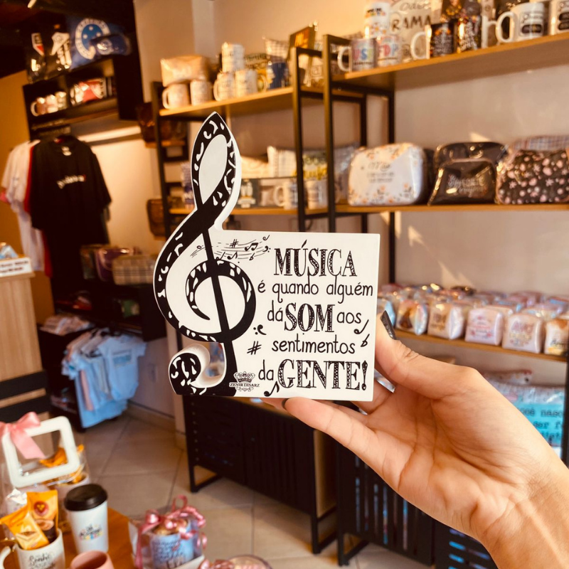 ENFEITE DE MESA:  A MÚSICA É QUANDO ALGUÉM DA SOM AOS SENTIMENTOS DA GENTE...15X12 P17141