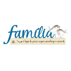 ENFEITA DE MESA MADEIRINHA CRU FAMÍLIA É LUGAR DE POUSO SEGURO,ACONCHEGO E AMOR( PÁSSAROS 8,5X27/P19651 )