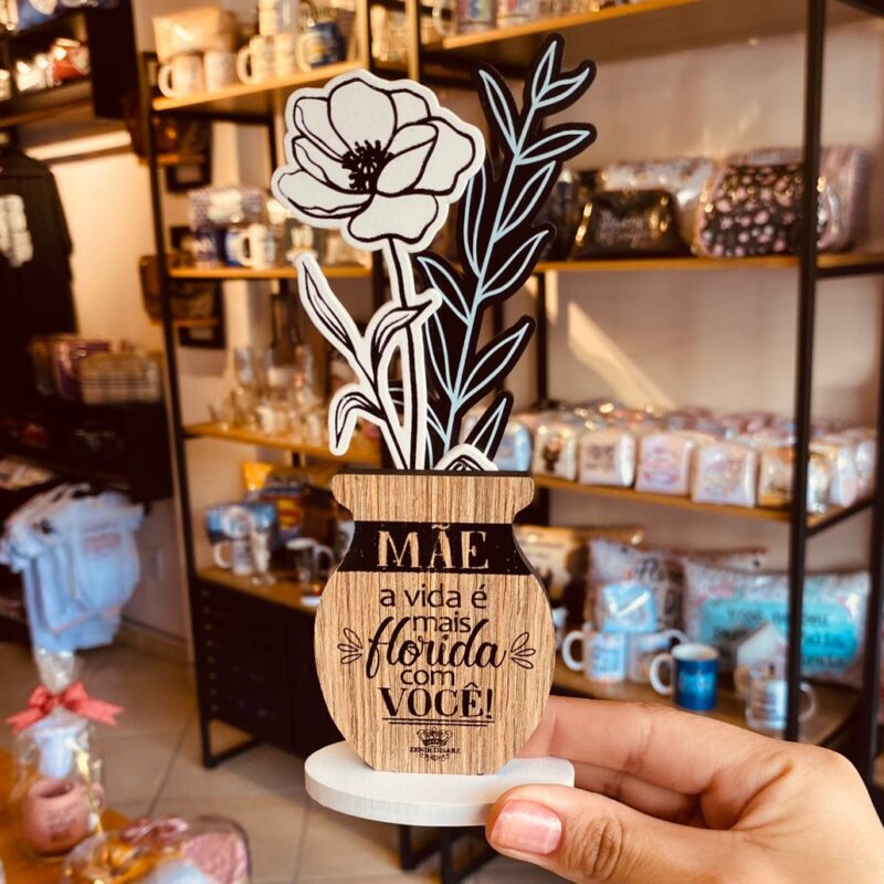 ENFEITE DE MESA VASO COM FLORES MÃE A VIDA É MAIS FLORIDA COM VOCÊ! 20X9(P20425)