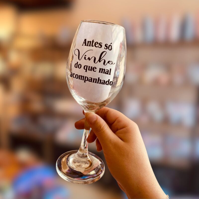 Taça Antes só vinho do que mal acompanhado