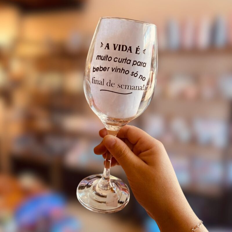 taça de vinho A vida e muito curta para beber vinho so no final de semana