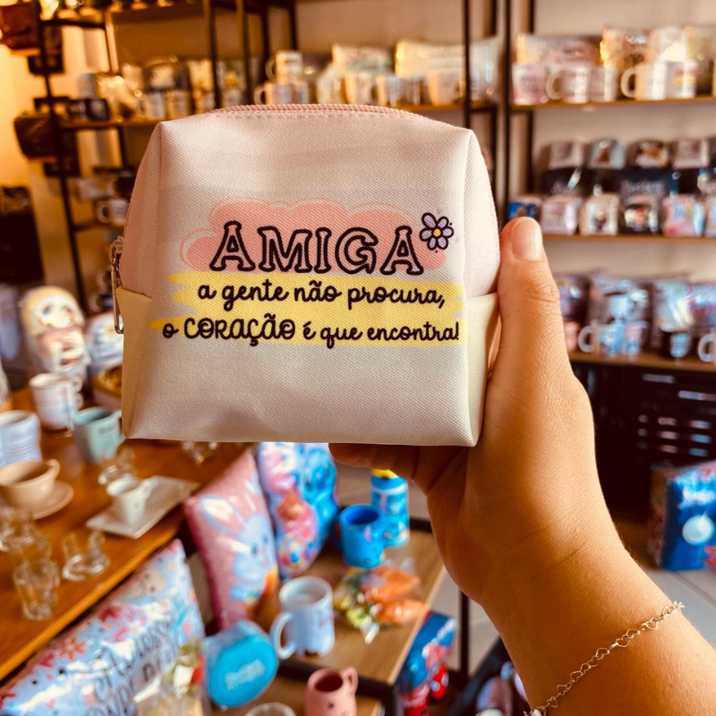 Amiga a gente não procura, o coração é que encontra!