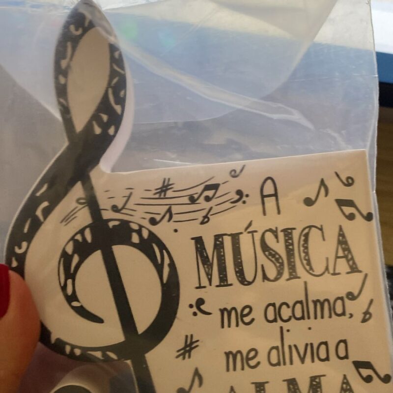 ENFEITE DE MESA: A MÚSICA ME ACALMA ME ALIVIA A ALMA P17140