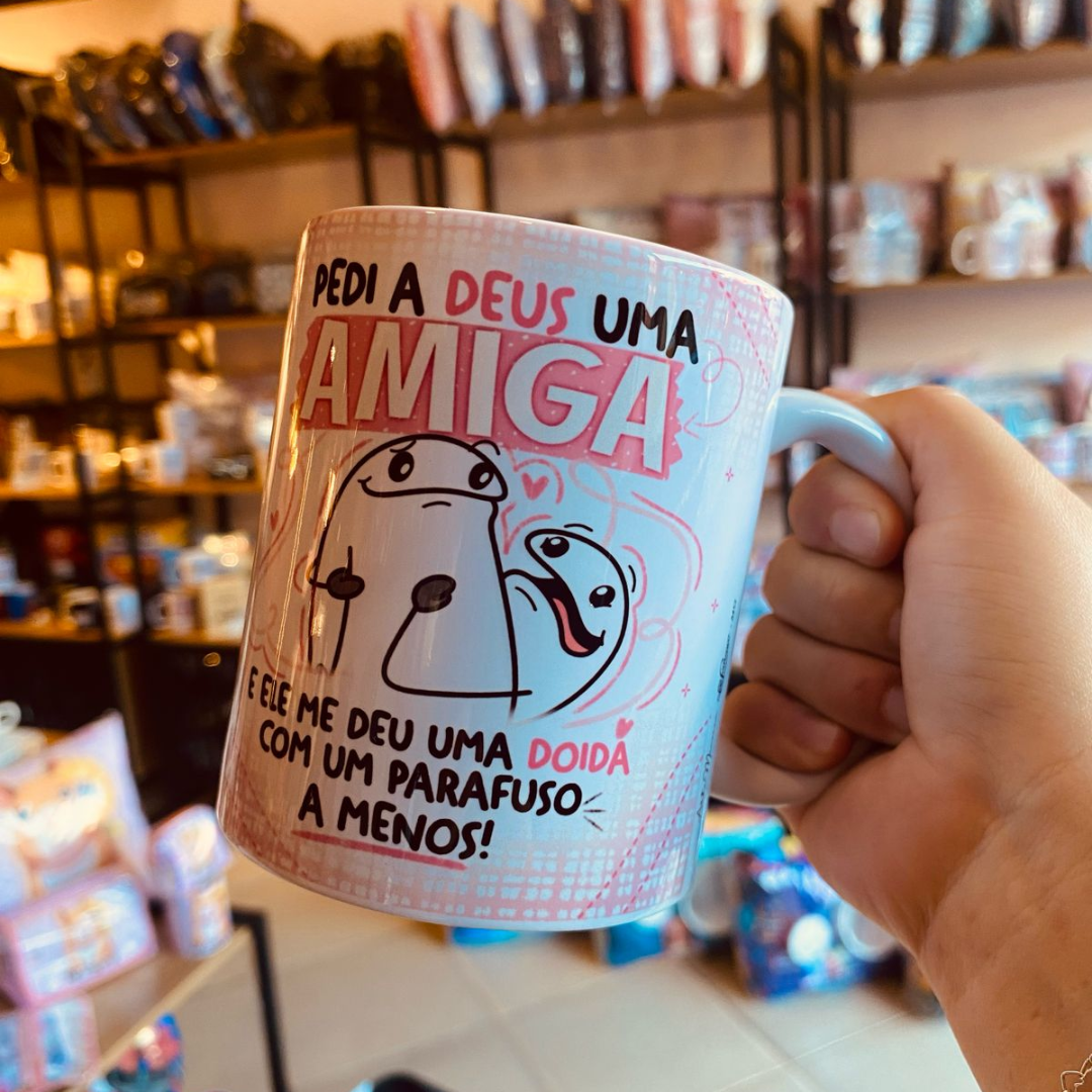Caneca “Pedi a Deus uma amiga e Ele me mandou uma doida com um parafuso a menos!”