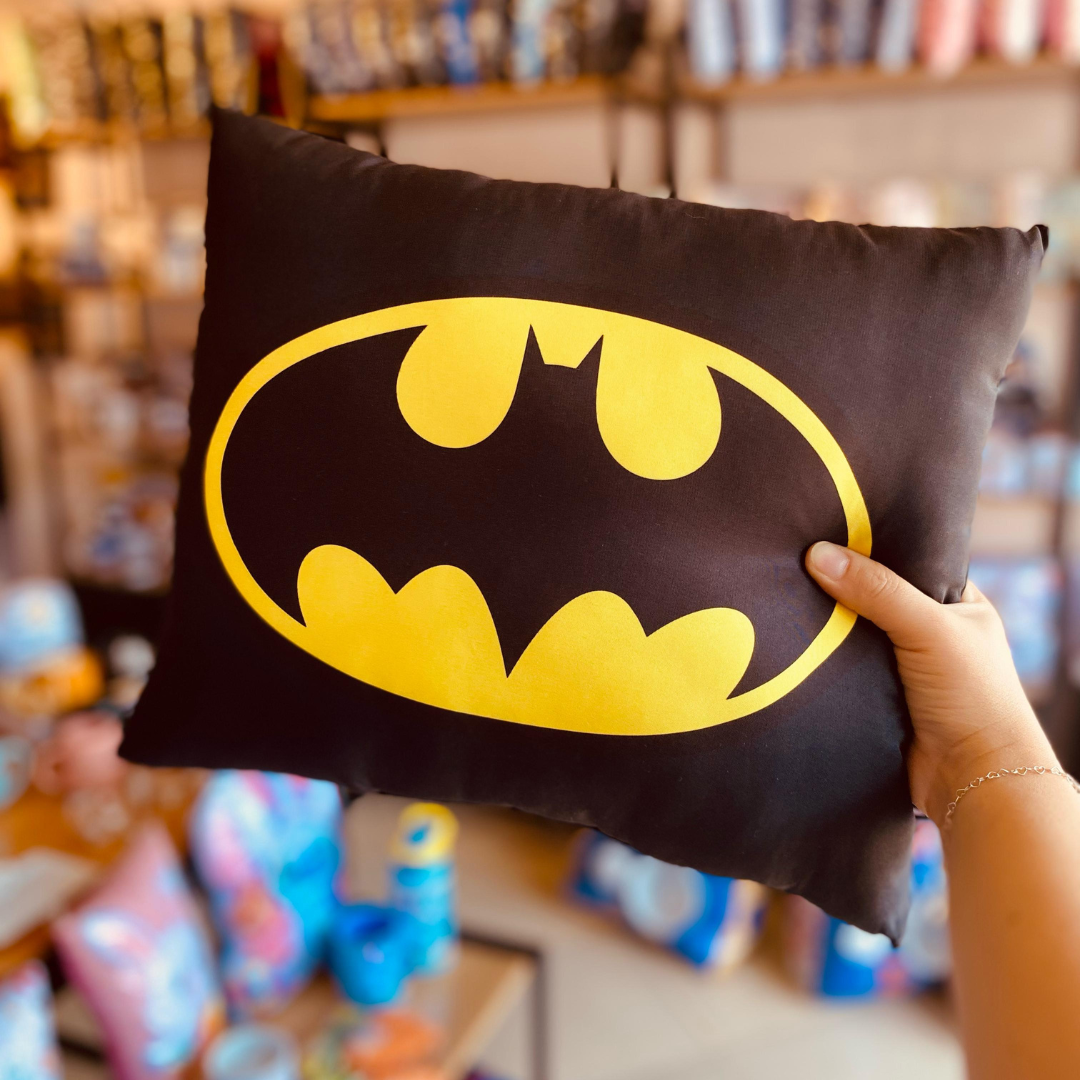 Almofada Batman 🦇💥 Para os fãs do herói da cidade de Gotham, essa almofada é um verdadeiro símbolo de poder e coragem! Com o design do icônico Batman, ela é perfeita para decorar e adicionar um toque de aventura e mistério ao seu ambiente. ✨ Tecido macio e aconchegante, ideal para descansar ou dar um charme ao quarto. 🎁 Presente perfeito para aniversários, fãs do Batman ou qualquer pessoa que admire o Cavaleiro das Trevas. 🛋️ Design imponente e moderno, que combina com qualquer ambiente inspirado em super-heróis. Adicione um toque de Gotham City à sua decoração com essa almofada incrível! 💛