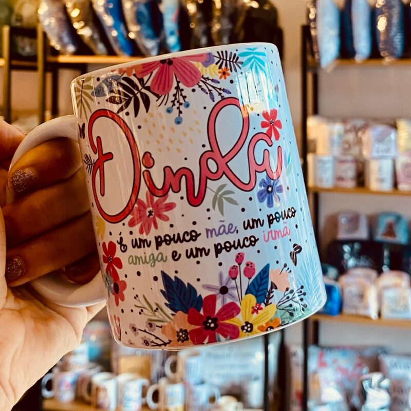 Caneca Porcelana Dinda é um pouco mãe, um pouco amiga e um pouco irmã