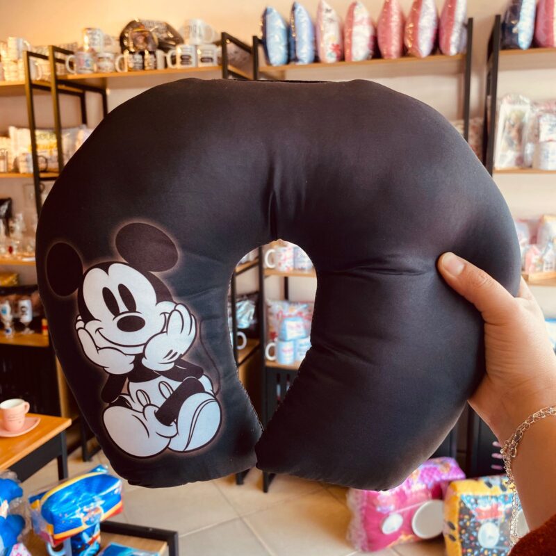 Al pescoço: Mickey preta