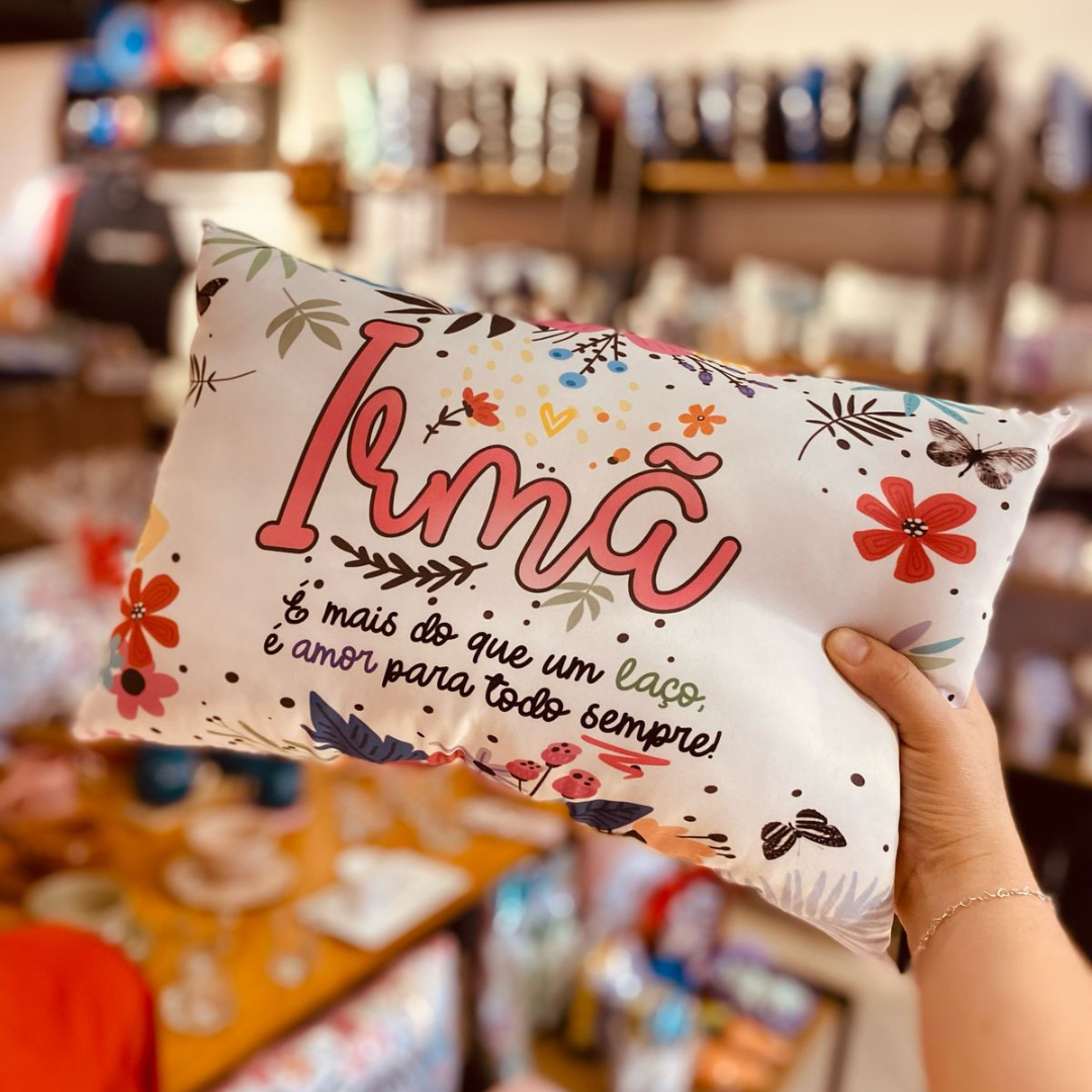Almofada “Irmã é Mais do que um Laço, é Amor para Todo Sempre!” Um presente cheio de sentimento para aquela que é amiga, confidente e parceira de vida! A almofada “Irmã é Mais do que um Laço, é Amor para Todo Sempre!” transmite, com doçura, todo o amor e conexão que só quem é irmã entende. 🌟 Mensagem emocionante e verdadeira, perfeita para expressar a força desse vínculo único. 🛋️ Ideal para deixar o ambiente mais acolhedor, com um toque de carinho e saudade. 🎁 Presente especial para aniversários, Dia das Irmãs ou como uma linda lembrança em qualquer momento do ano. Demonstre o quanto ela é essencial na sua vida com esse gesto cheio de amor eterno! 💖