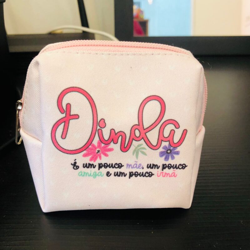 Necessaire: Dinda é um pouco mãe, um pouco amiga e um pouco irmã