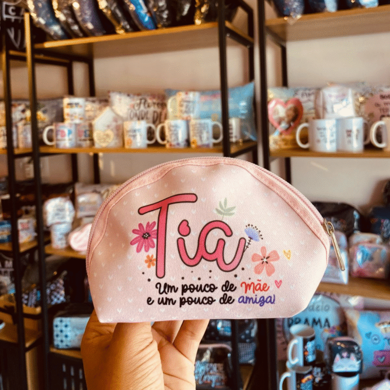 Nec: Tia um pouco de mãe, um pouco de amiga