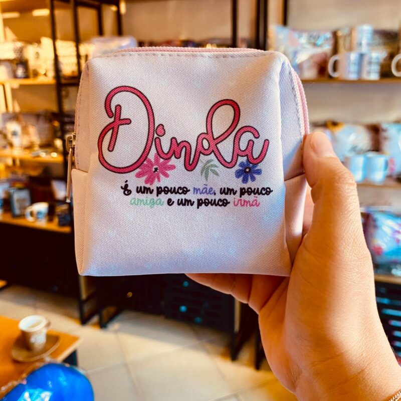 Necessaire: Dinda é um pouco mãe, um pouco amiga e um pouco irmã