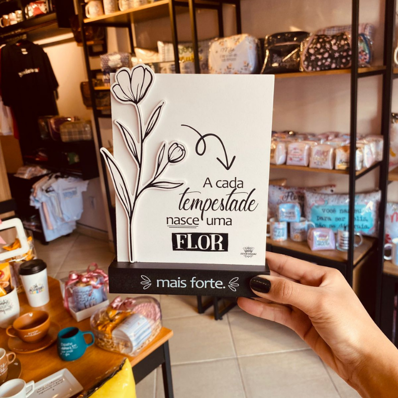 EFEITE DE MESA A CADA EMPESTADE NASCE UMA FLOR P20393