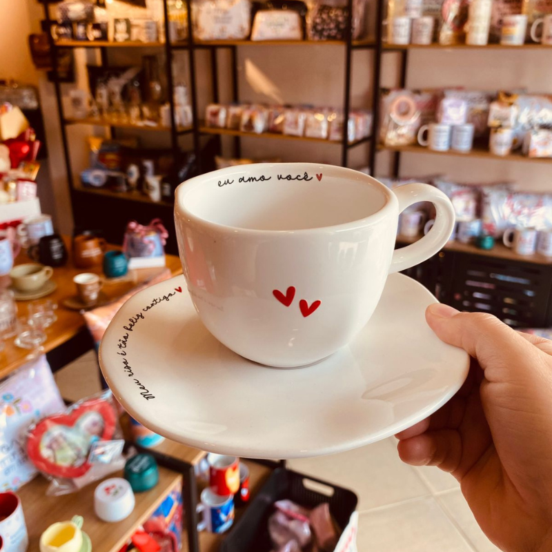 Xícara de Chá em Porcelana com Pires  Meu riso é tão feliz contigo/ Eu amo você