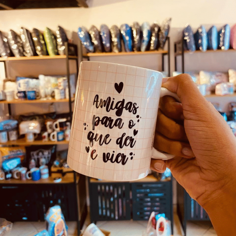 Caneca “Amigas são flores que a vida planta na gente”