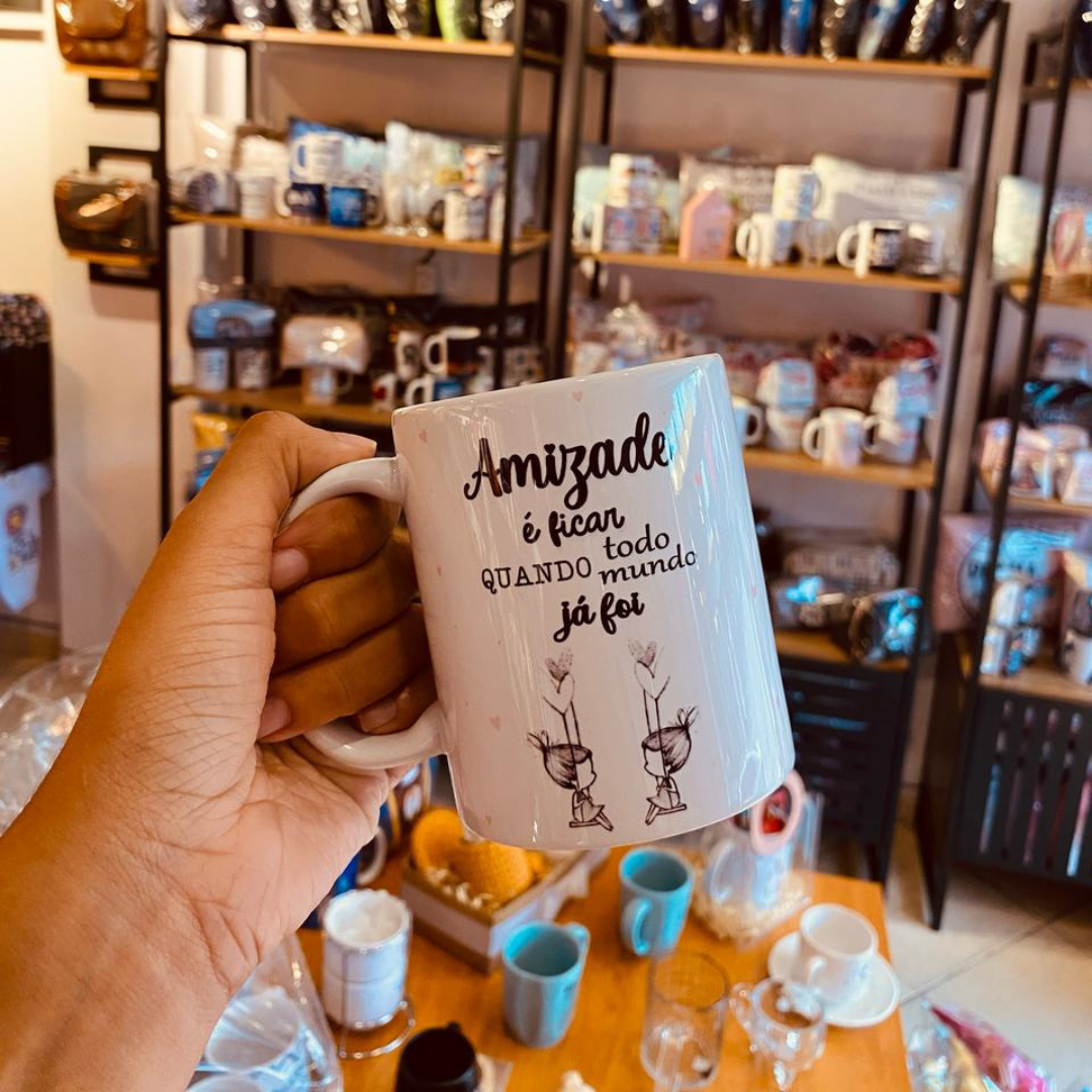 Caneca “Amizade é Ficar Quando Todo Mundo Já Foi”