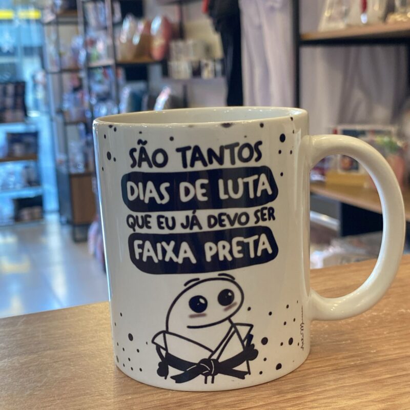 Caneca de Porcelana São tantos dias de luta que eu já devo ser faixa preta
