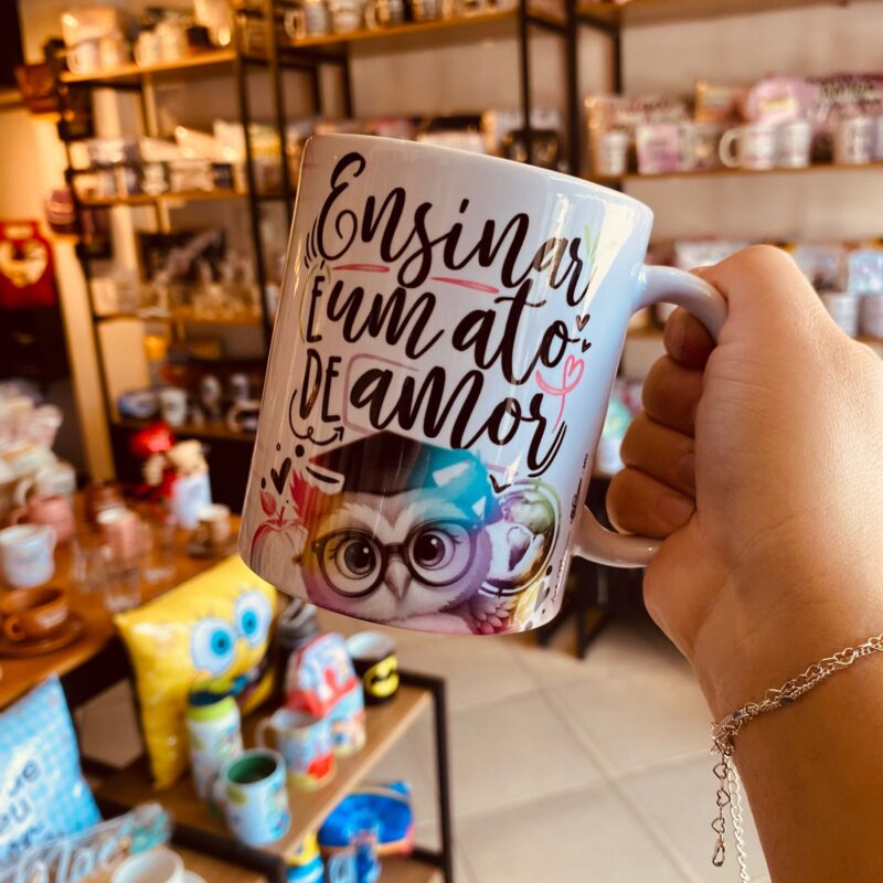 Caneca Porcelana Ensinar é um ato de amor (coruja)