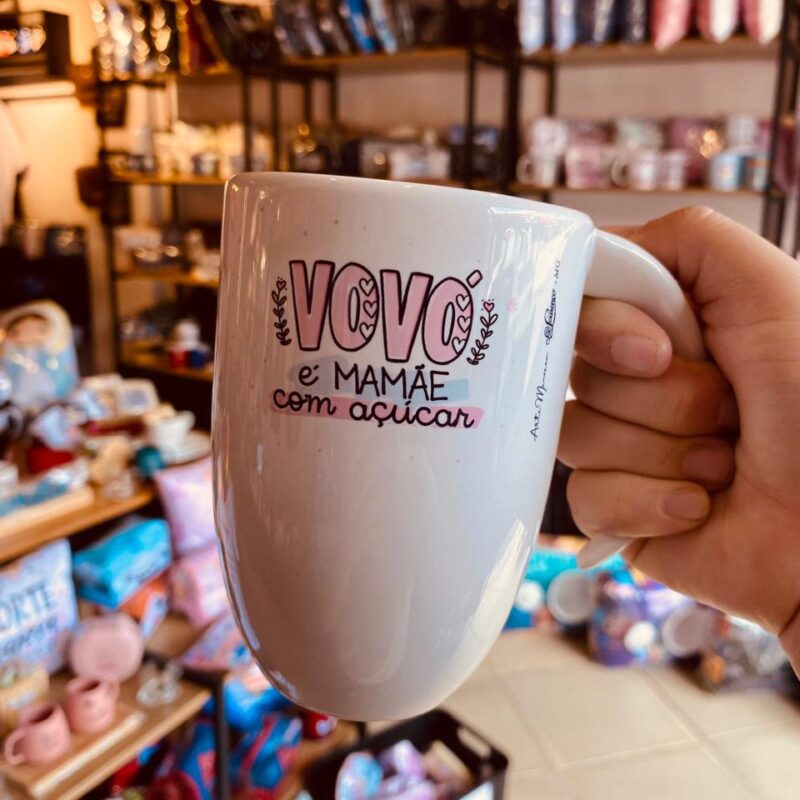 Caneca Porcelana Alça Meia Lua Vovó é mamãe com açúcar.