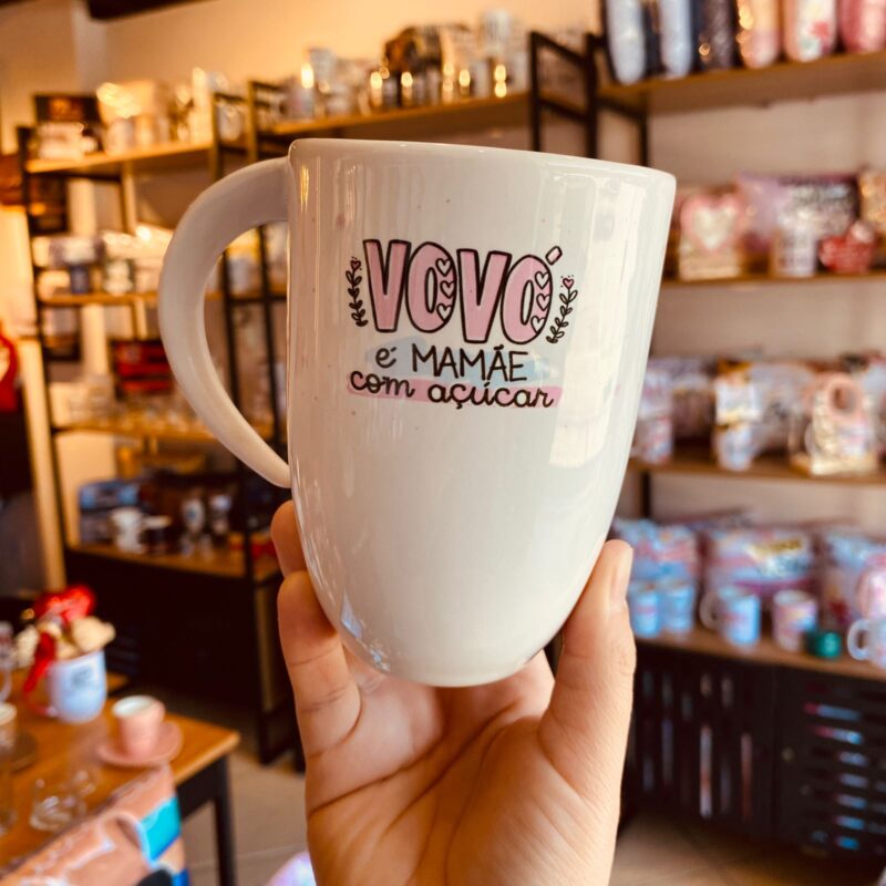 Caneca Porcelana Alça Meia Lua Vovó é mamãe com açúcar.