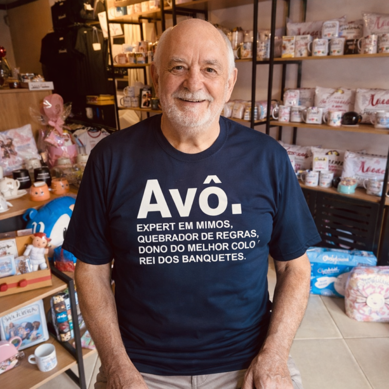 Camiseta Avô. Expert em mimos, quebrador de regras, dono do melhor colo e rei dos banquetes