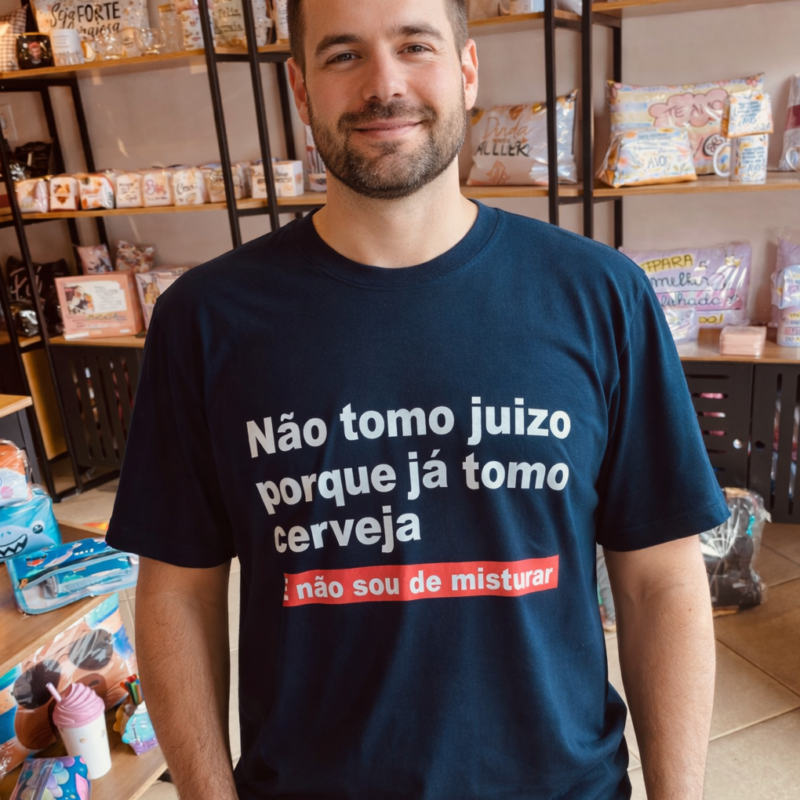 Camiseta  Não tomo juizo porque já tomo cerveja, e não sou de misturar.
