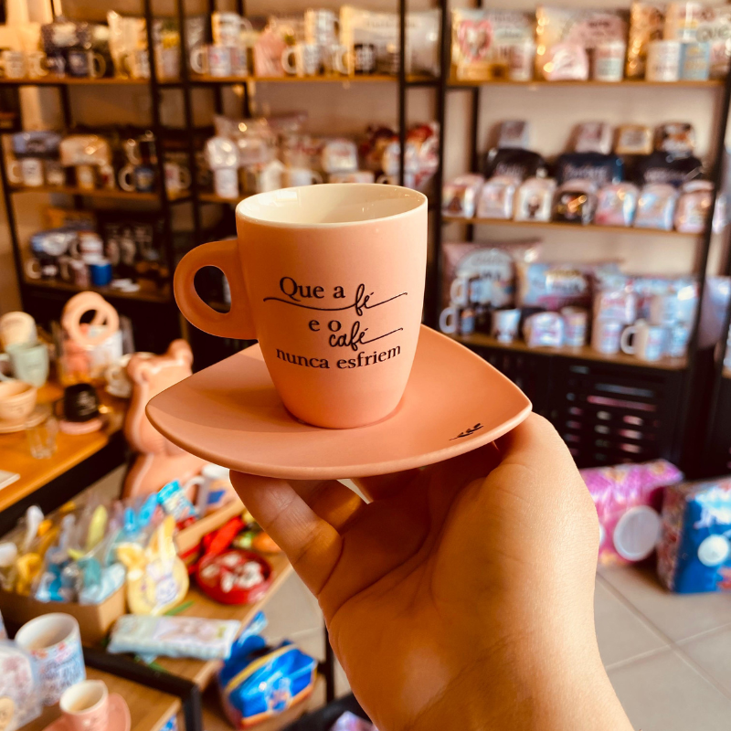 Xícara Cerâmica com Pires Triangular: Que a fé e o café nunca esfriem