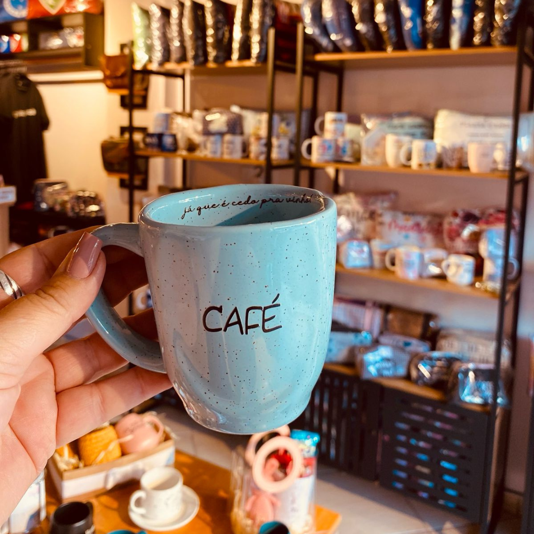 Caneca Ryo Porcelana – “Já que é cedo para vinho! Café” – 260ml Para quem começa o dia com bom humor e um bom café! Essa caneca de porcelana combina estilo e diversão, tornando seus momentos ainda mais saborosos. ☕ Capacidade de 260ml, perfeita para um café reforçado. 😄 Mensagem divertida, ideal para quem ama começar o dia com leveza. ✨ Feita em porcelana de alta qualidade, garantindo durabilidade e sofisticação. Porque sempre há um motivo para apreciar um bom café! ☕🍷😆
