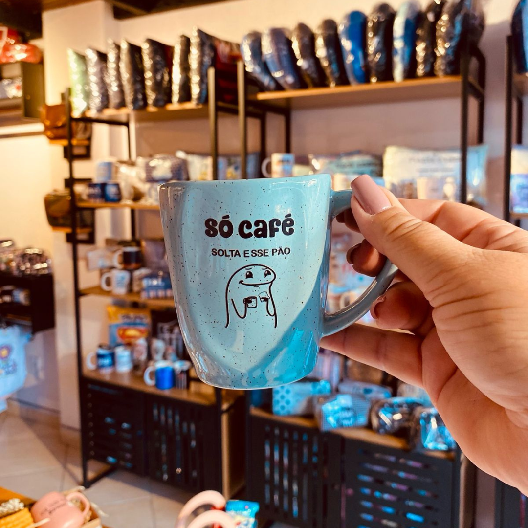 Caneca Ryo Porcelana – “Só Café, Solta Esse Pão” – 260ml Perfeita para os amantes de café e boas risadas! Essa caneca de porcelana une estilo e descontração para tornar seus momentos ainda mais gostosos. ☕ Capacidade de 260ml, ideal para aquele café reforçado. 😂 Mensagem divertida, perfeita para começar o dia com bom humor. ✨ Feita em porcelana de alta qualidade, garantindo resistência e elegância. Porque café sem um bom pãozinho não tem graça! 🥖☕😆