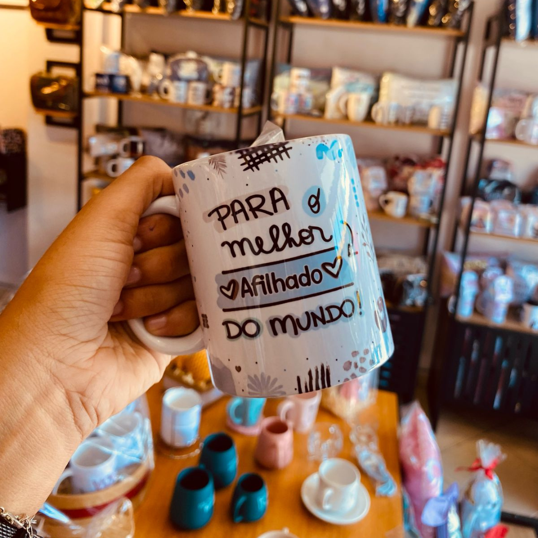 Caneca “Para o Melhor Afilhado do Mundo!” 💙👦✨ Um presente cheio de carinho para o afilhado que mora no coração! A caneca “Para o Melhor Afilhado do Mundo!” é uma forma especial de demonstrar o quanto ele é amado e valorizado. 🌟 Mensagem afetuosa e alegre, perfeita para expressar orgulho e amor. ☕ Ideal para momentos de pausa, com café, leite ou chocolate quente. 🎁 Presente significativo e cheio de ternura, para aniversários, Natal, Páscoa ou como um mimo inesperado. Demonstre o quanto ele é importante com esse gesto cheio de afeto! 💙