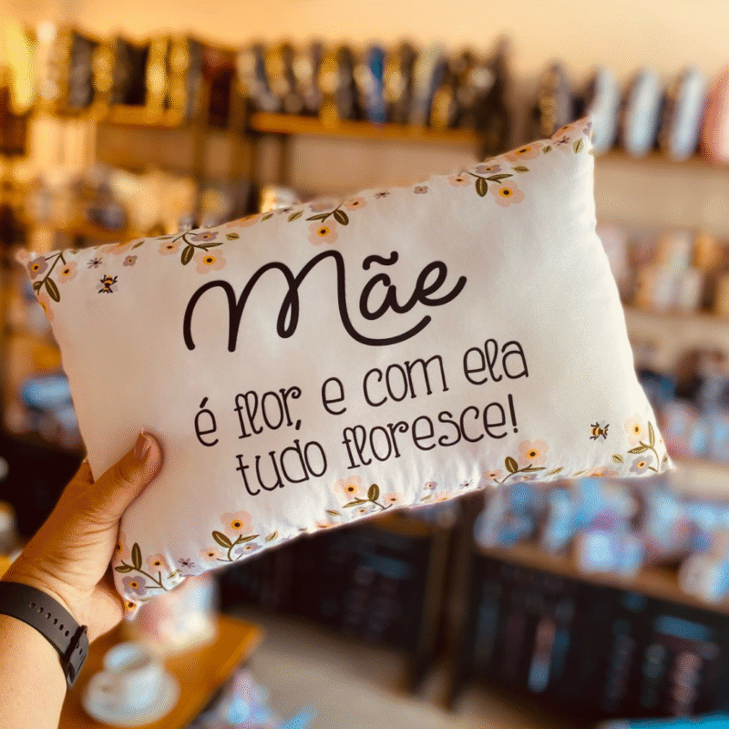 Almofada “Mãe é flor, e com ela tudo floresce”