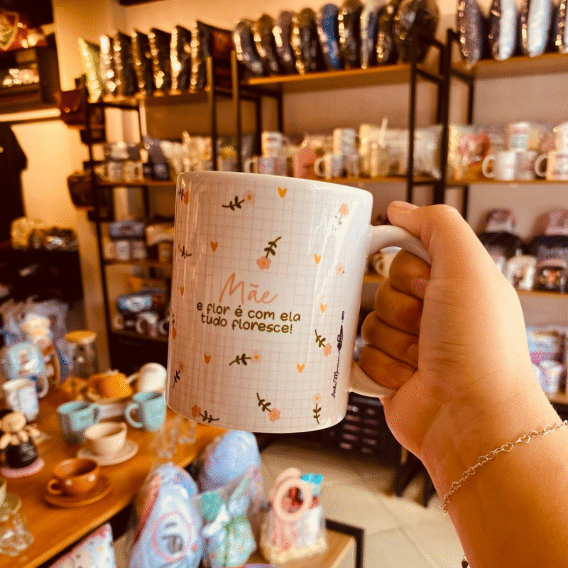 Caneca “Mãe é flor e com ela tudo floresce!”