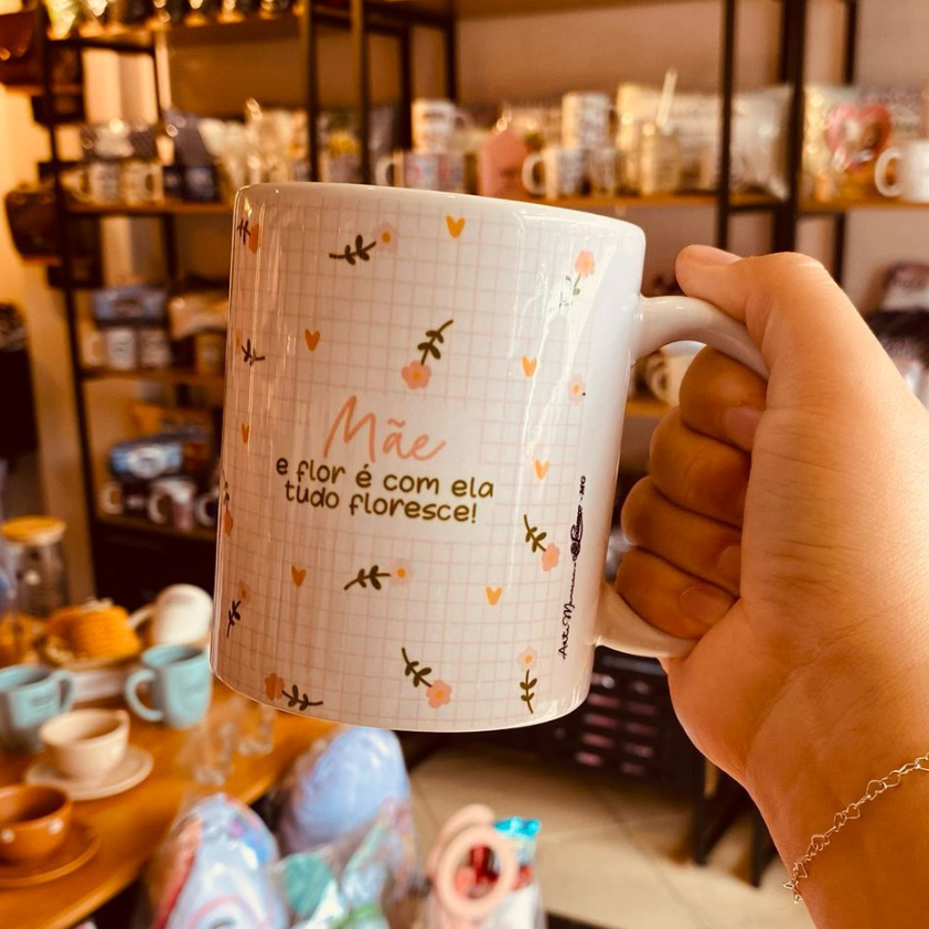mãe é flor e com ela tudo floresce Caneca “Mãe é flor e com ela tudo floresce!”