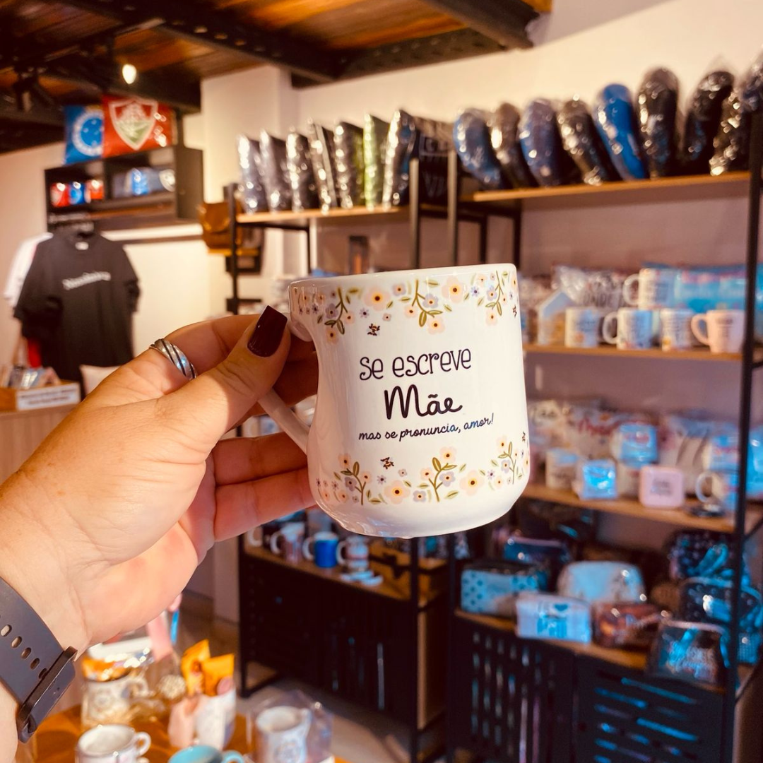Caneca Alça Coração “Se Escreve Mãe, Mas Se Pronuncia Amor!”