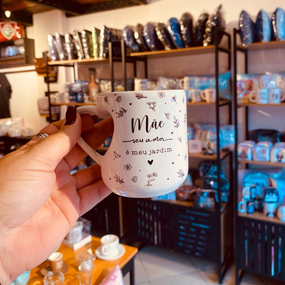 Caneca Alça Coração “Mãe, Seu Amor é Meu Jardim”