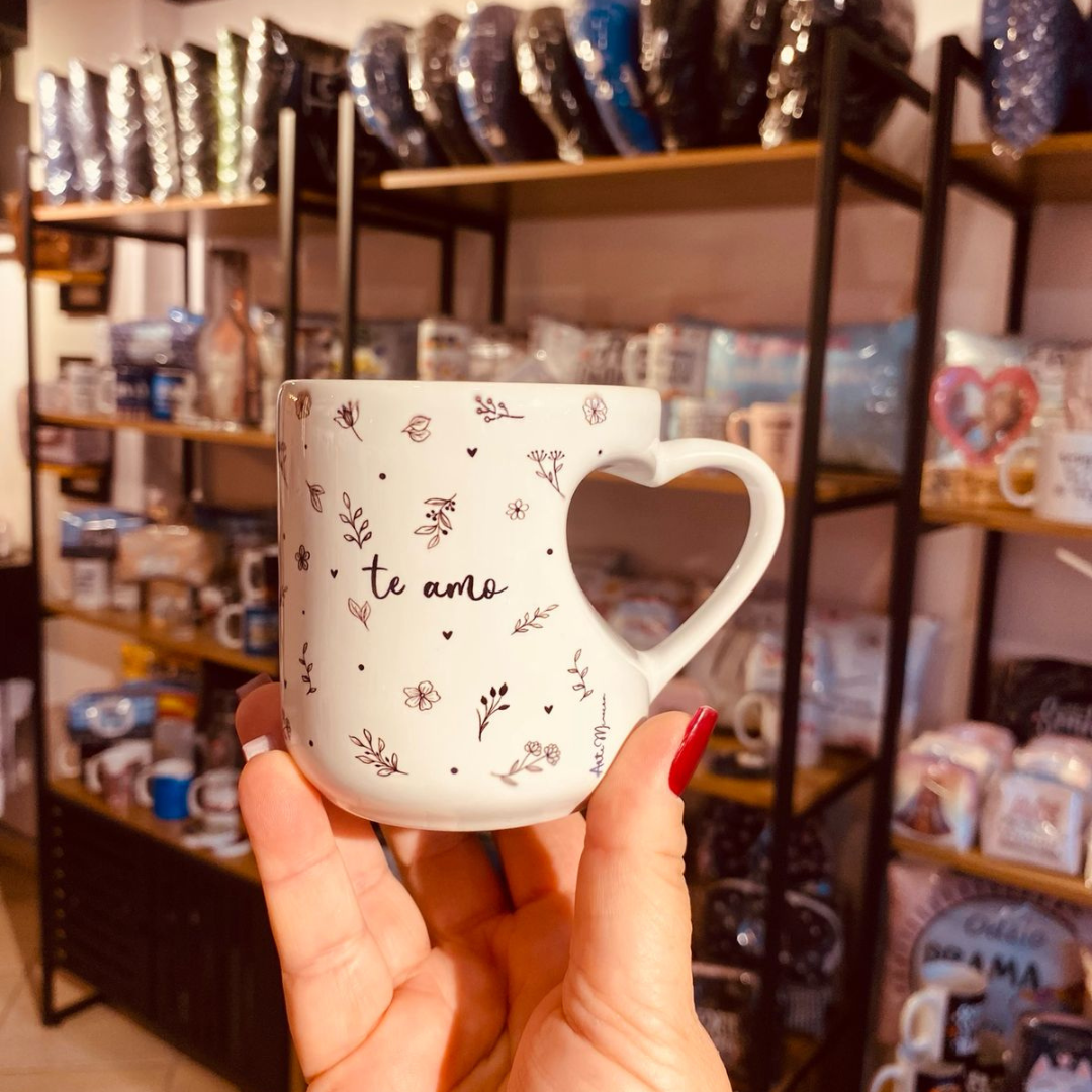 Caneca Alça Coração “Mãe, Seu Amor é Meu Jardim”