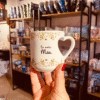 Caneca Alça Coração “Se Escreve Mãe, Mas Se Pronuncia Amor!”