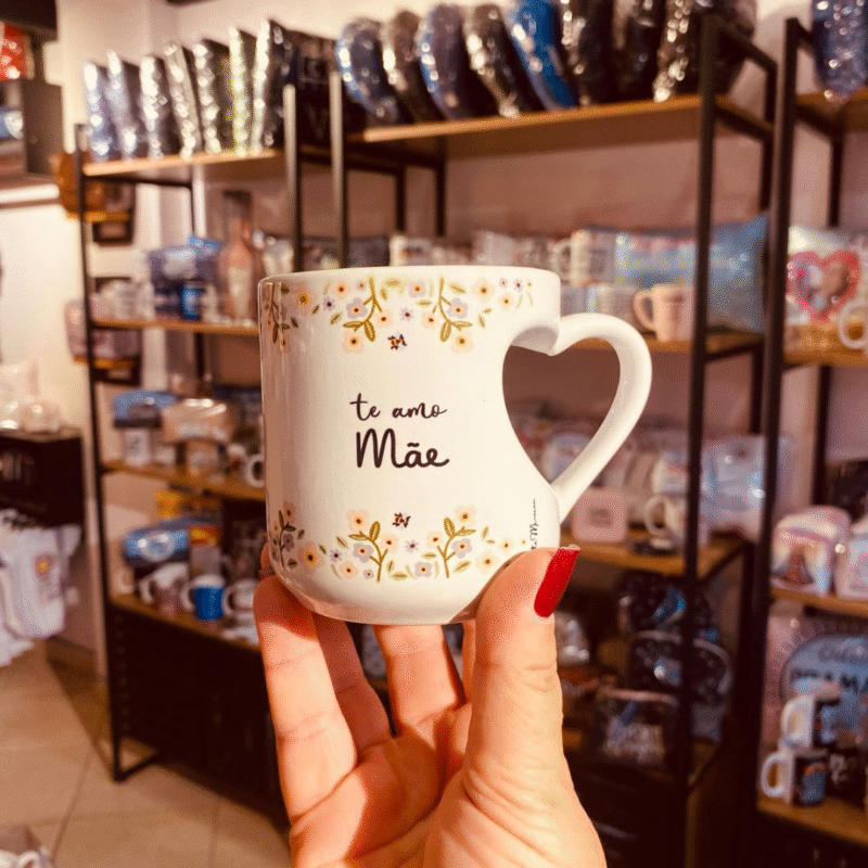 Caneca Alça Coração “Se Escreve Mãe, Mas Se Pronuncia Amor!”