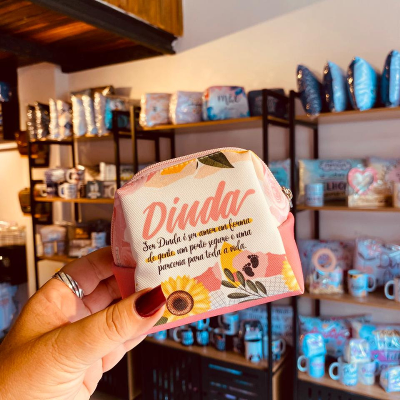 Necessaire Dinda | Ser Dinda é Ser Amor de Gente, um Porto Seguro e uma Parceria para Toda Vida