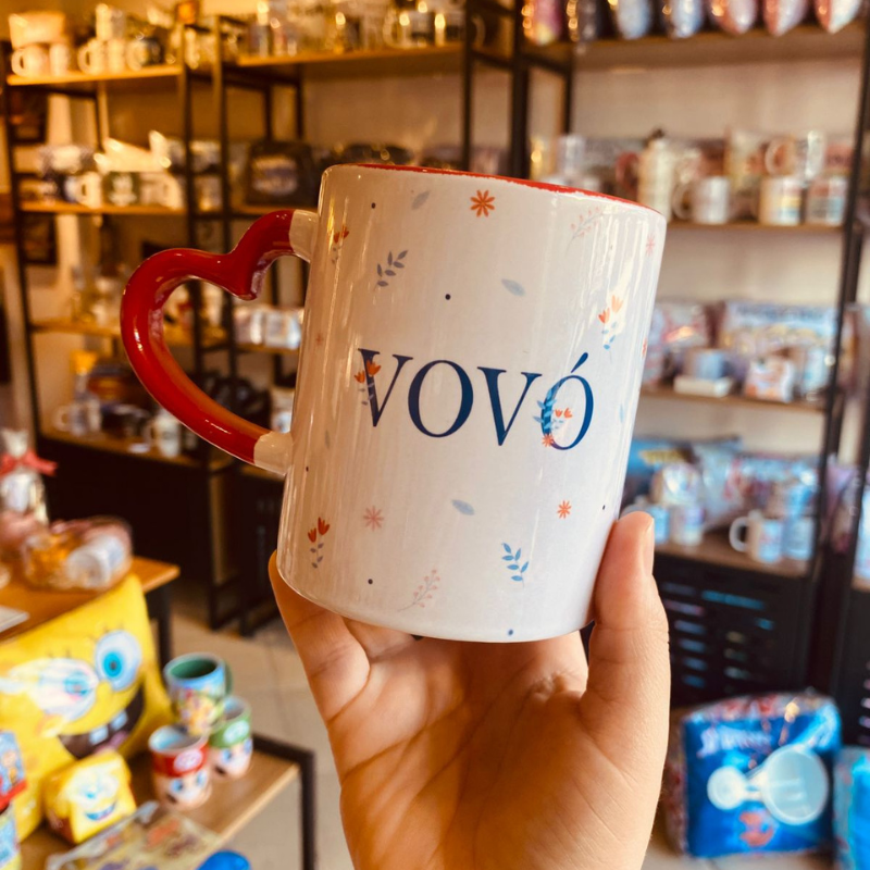 Caneca Porcelana Alça Coração Vovó é ser Mãe com Mais Calma e Carinho