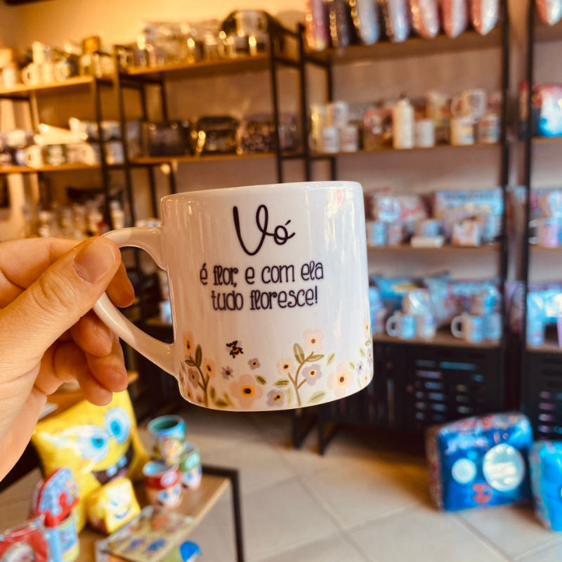 Mini caneca Porcelana Vó é flor e com ela tudo floresce!