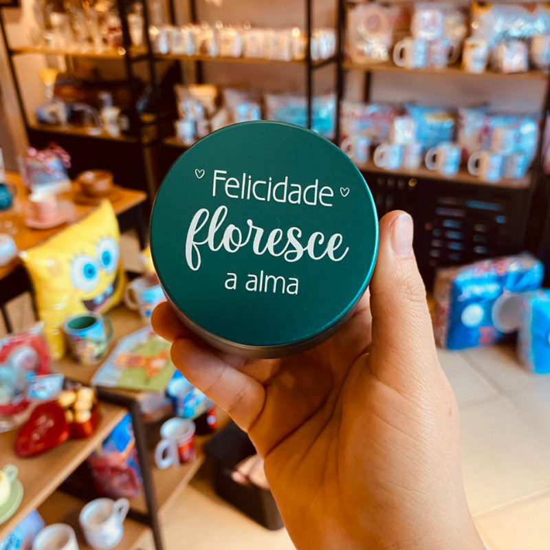 Vela Aromática Pote Metal A Felicidade Floresce a Alma