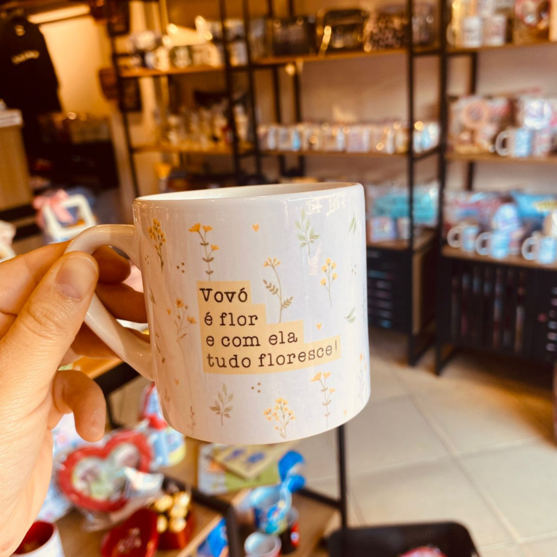 Mini Caneca Porcelana Vovó é flor e com ela tudo floresce!