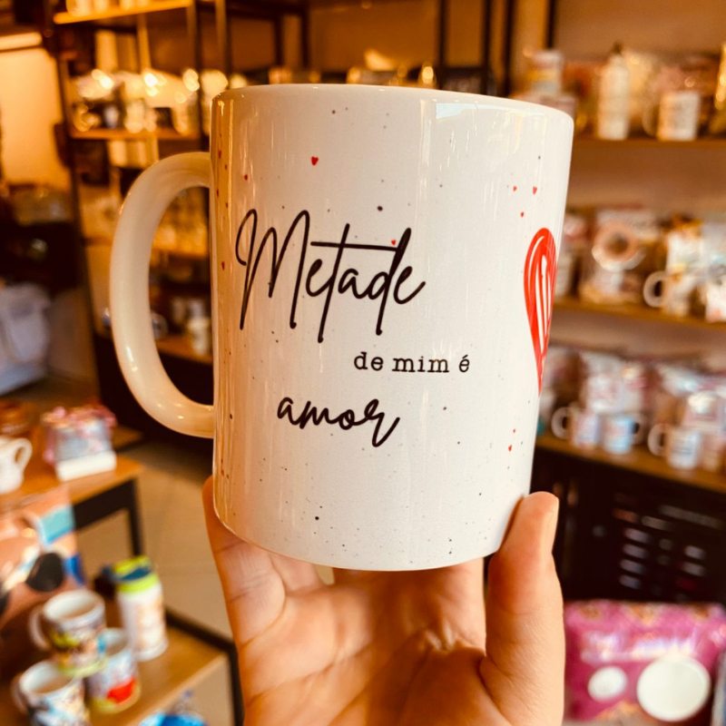 Caneca Porcelana Metade de mim é Amor  e a outra metade é você