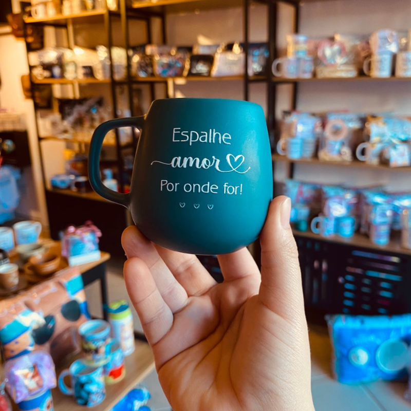 Mini Caneca de Cerâmica: Espalhe amor por onde for!