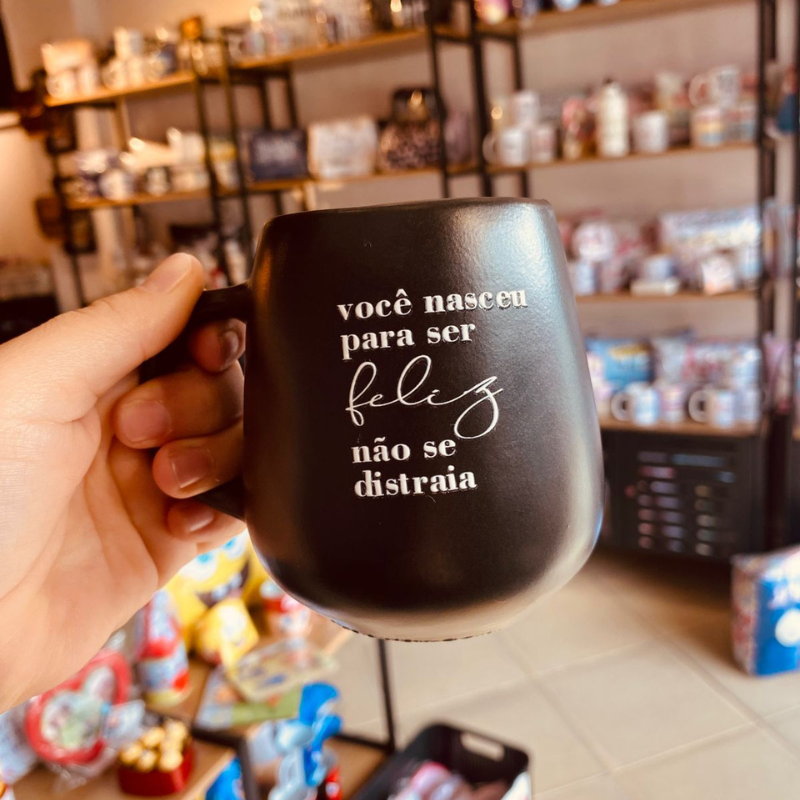 Caneca Cerâmica Você nasceu para ser feliz não se distraia